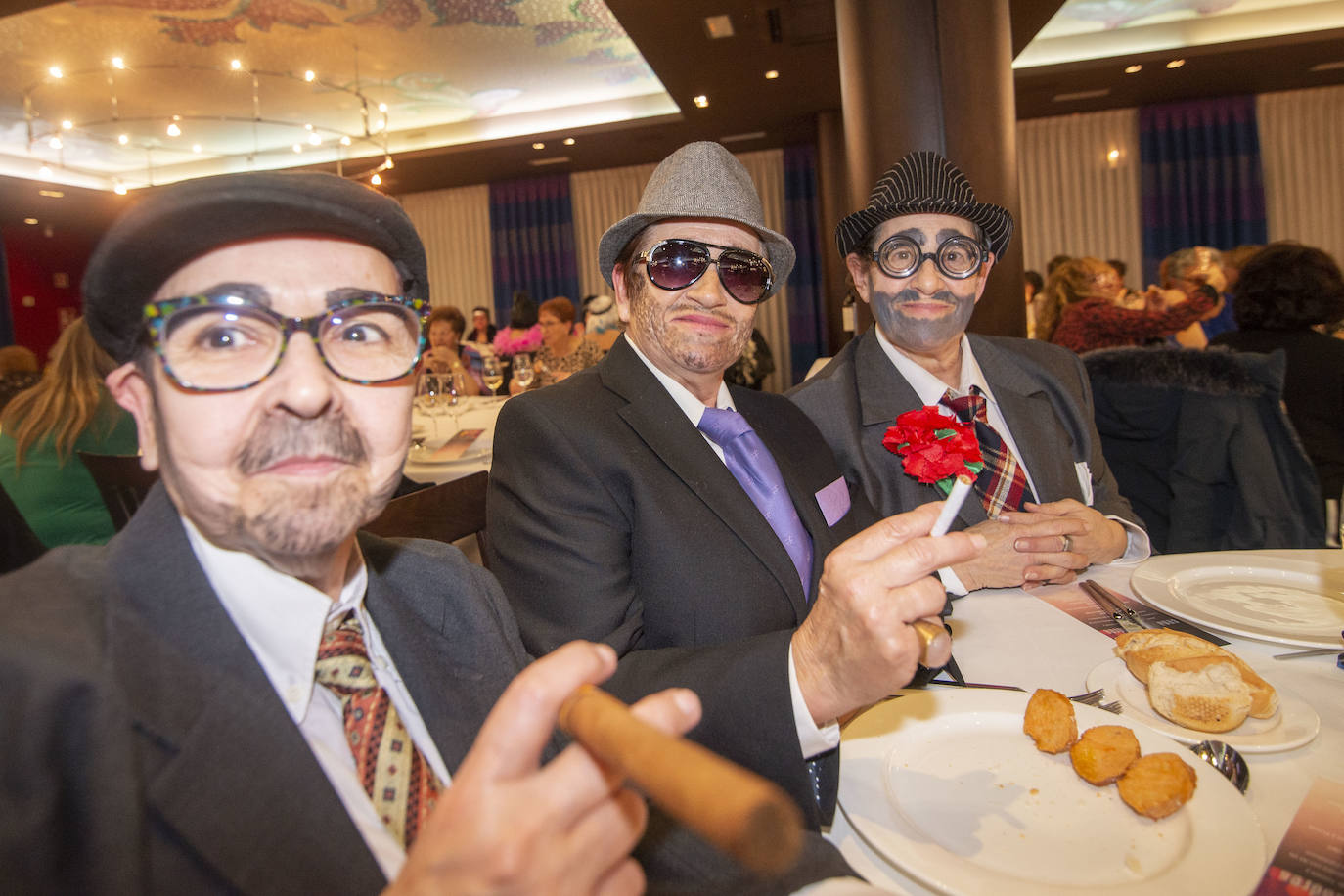 La fiesta de Comadres en Avilés se llena de baile y disfraces