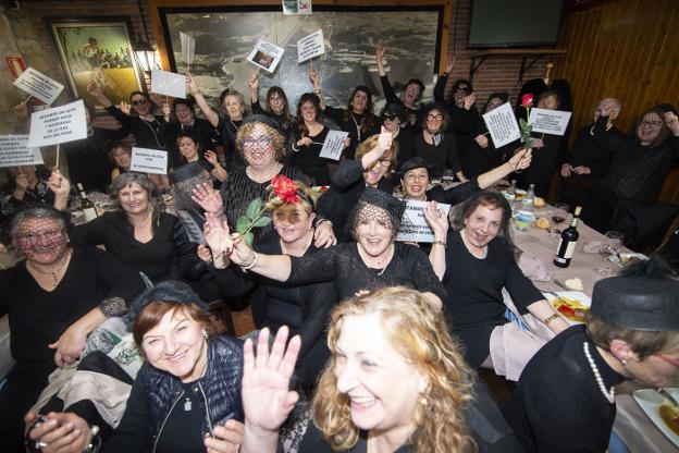 Las comadres prenden el antroxu en Avilés