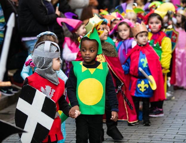 El desfile de Carnaval, la reina de las fiestas y las bandinas también triunfan