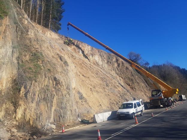 Colocan una malla para reforzar el talud de la AS-15 en Tebongo