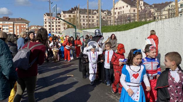 Los más pequeños de Corvera abren el Antroxu con su tradicional desfile