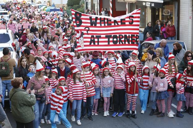 Gijón Oeste insta a «vivir un mundo al revés donde no quede títere con comedia»