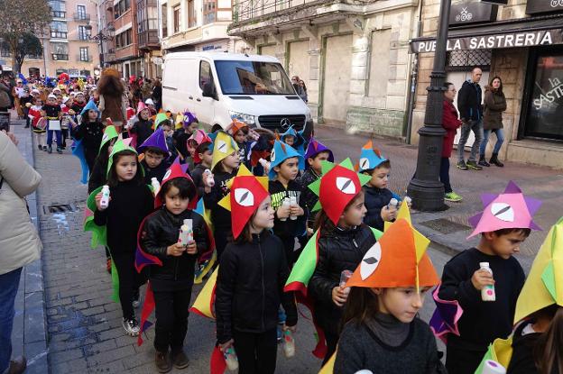 Los escolares marcan el ritmo del carnaval en Ribadesella