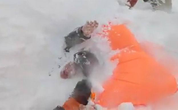 Angustioso rescate de dos 'freeriders' sepultados en la nieve en Suiza