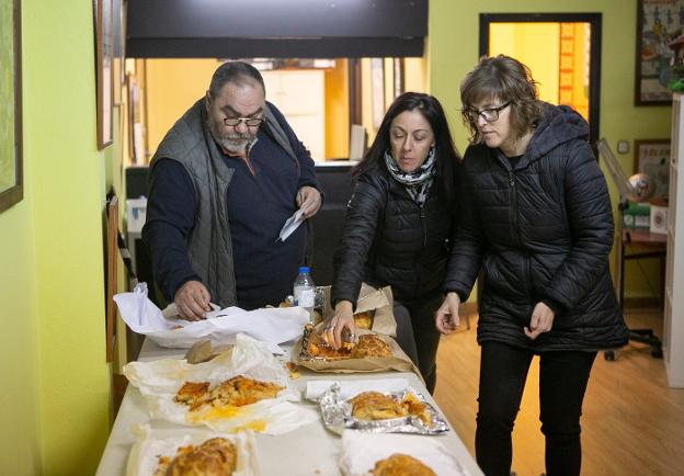 Dolores González se hace con el concurso de bollos, que resiste «por tradición»