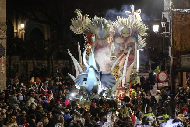 Carnaval en Avilés | Veinticinco peñas navegarán con sus artilugios en la fiesta del Descenso de Galiana