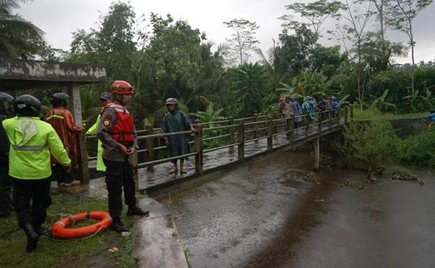 Al menos ocho escolares mueren por la crecida de un río en Indonesia