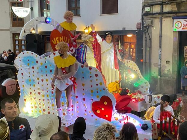 Las calles de Luarca se llenan durante el desfile de carnaval