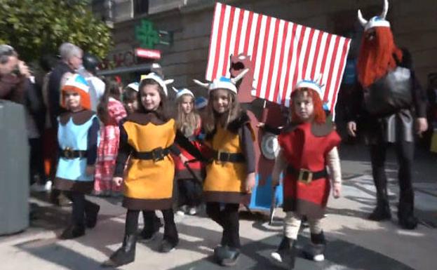 Desfile infantil 'con altura' en el Antroxu gijonés