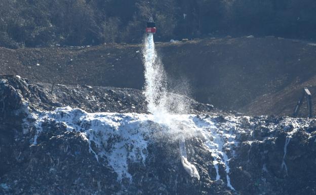 Un helicóptero sella con espuma el vertedero de Zaldibar para evitar que se reactive el fuego