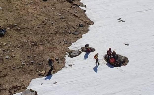 Rescatan a un montañero herido tras una caída en la ruta de Peña Ubiña