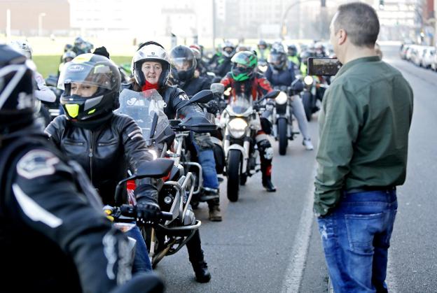 Motocomadres acelera con cien «mujeres rompedoras»