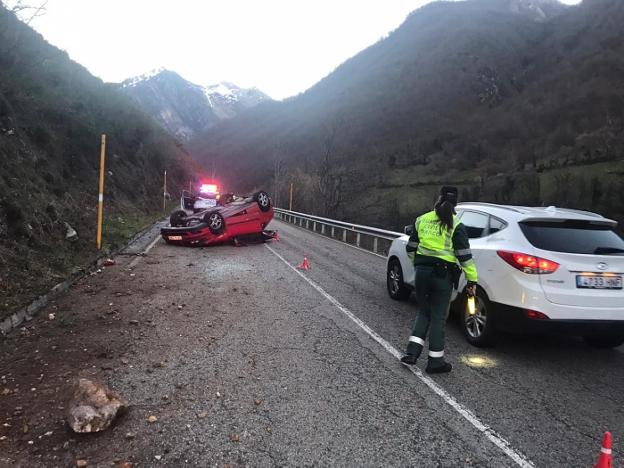 Tres heridos al volcar un turismo en la subida al puerto de San Isidro