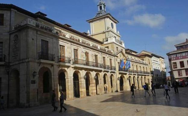 Las Ampas acusan al Ayuntamiento de Oviedo de adelantar el Pleno sobre becas para dificultar su participación