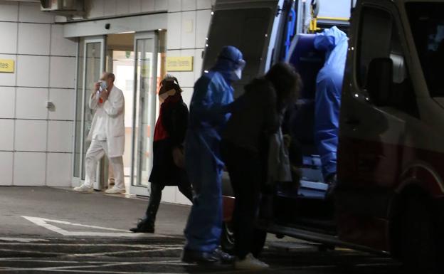 La joven ingresada en el HUCA por posible coronavirus llegó llorando y pidiendo perdón: «Lo siento, lo siento»