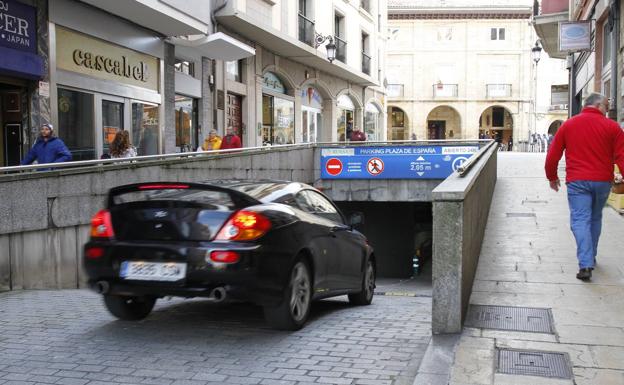 Un policía local y un ciudadano reaniman a un hombre tras sufrir un infarto en el parking la Plaza de España