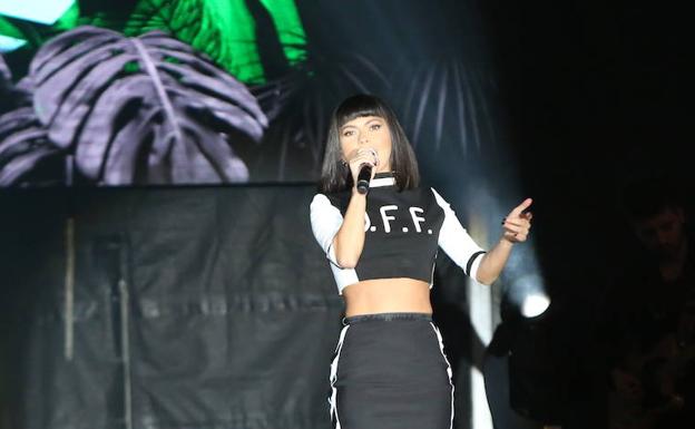 Inna incendia Avilés en un concierto multitudinario