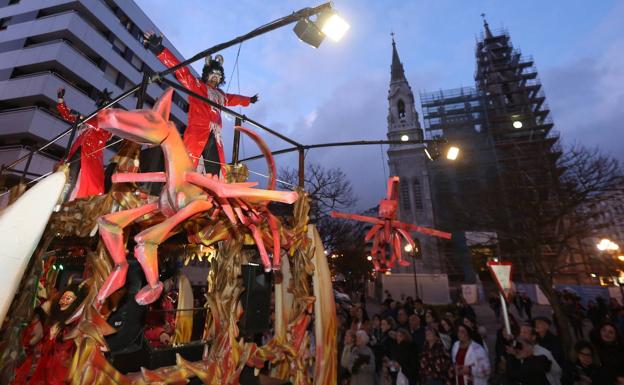 Directo: gran desfile d'Antroxos, Moxigangues y Carroces en Avilés