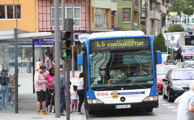 El plan de movilidad reestructurará las líneas interurbanas de autobús público en la comarca