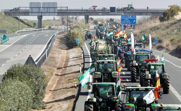 La protesta masiva del campo colapsa los accesos por carretera a Sevilla