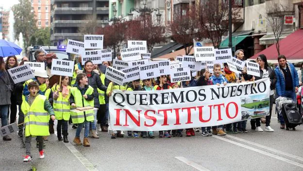 La manifestación partió de la plaza de América, a las once de la mañana, y terminó ante la Consejería de Educación, en la plaza de España. / FOTOS: ALEX PIÑA