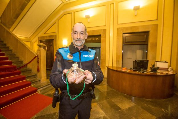 «Cogí la mascarilla y salí corriendo, estaba en parada pero lo reanimamos»