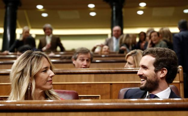 Casado tilda de «mesa de despiece de la soberanía» el diálogo con Torra