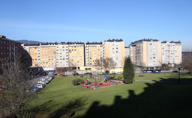 Un niño de dos años, herido al caer desde un tercer piso en Oviedo