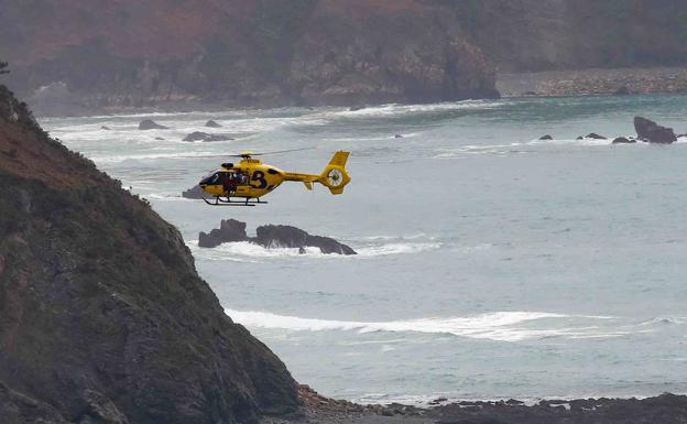 Siguen sin identificar al percebero que cayó al mar en San Esteban de Pravia