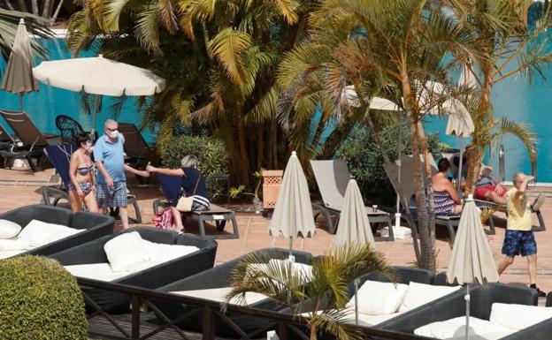 Canarias asumirá el coste del millar de turistas recluidos en el hotel de Tenerife