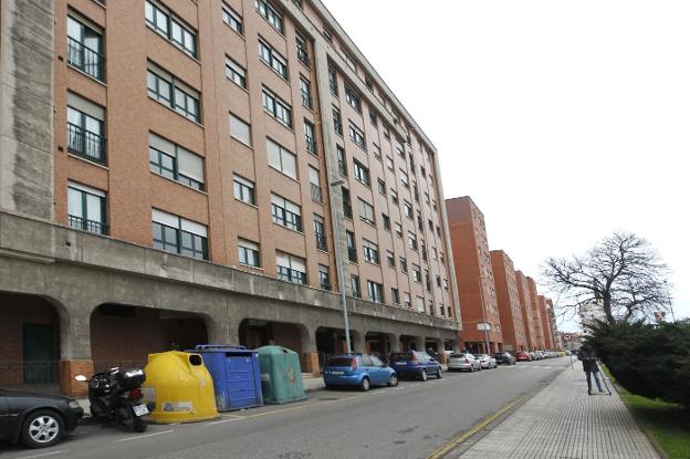 La niña abandonada por su madre en La Calzada llevaba dos horas llorando