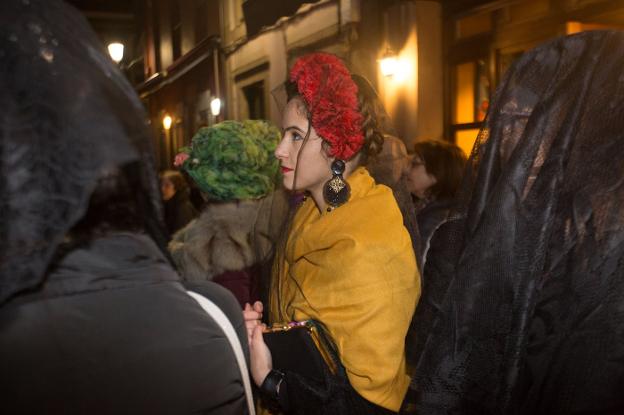 Un triste entierro de la Sardina despide el antroxu más multitudinario