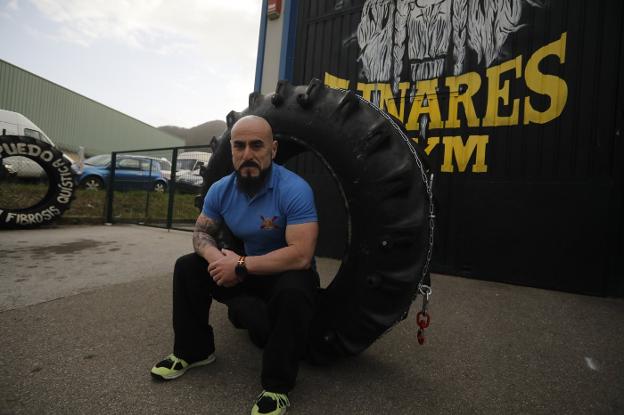 Fran Linares luchará contra la ELA con una rueda de 100 kilos entre Sotrondio y Peña Mea