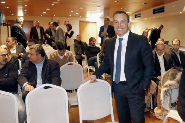 Joaquín Valdés: «Dirigir un vestuario es como tener una pastilla de jabón entre las manos»