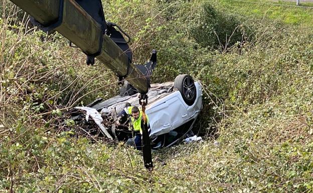 Tres jóvenes resultan heridos al caer con su coche por un talud en Entrepeñas