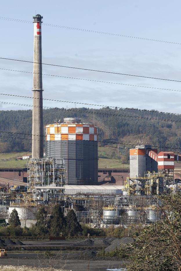 La industria asturiana paga por más de la mitad de sus emisiones de CO2 por la limitación de la UE