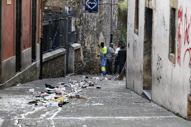 La Policía de Oviedo desaloja plazas para luchar contra el botellón