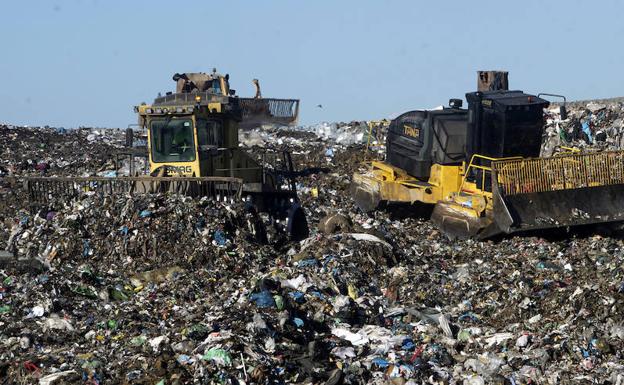 El Principado revisará los catorce vertederos de la región tras el desastre de Zaldívar