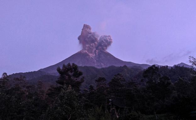 La erupción del volcán Merapi provoca el cierre de aeropuertos en Indonesia