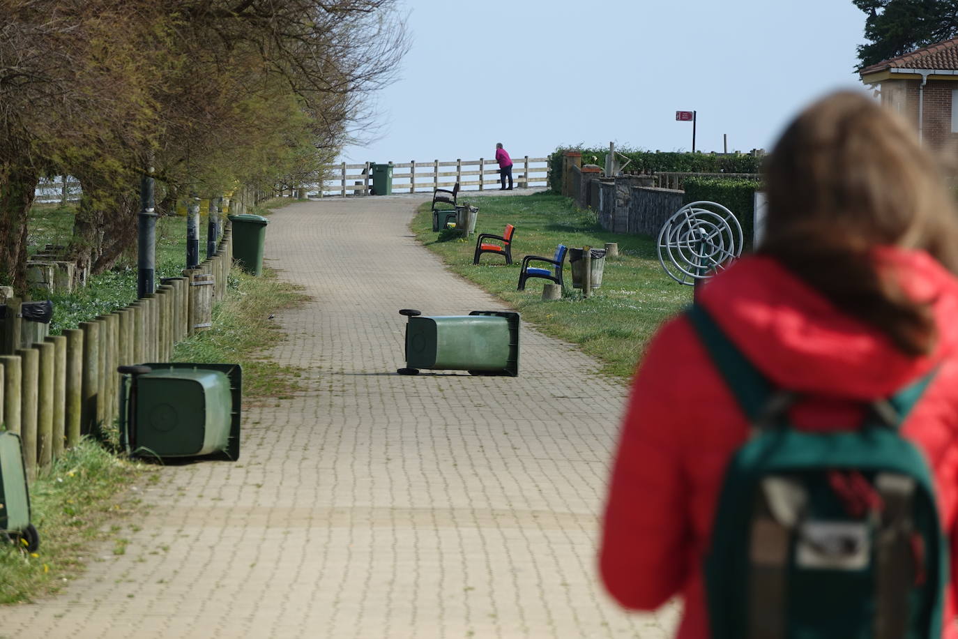 Calor, fuertes rachas de viento y olas de hasta siete metros