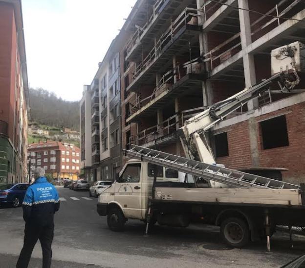 Retiran por seguridad los cierres de un edificio a medio construir en Blimea