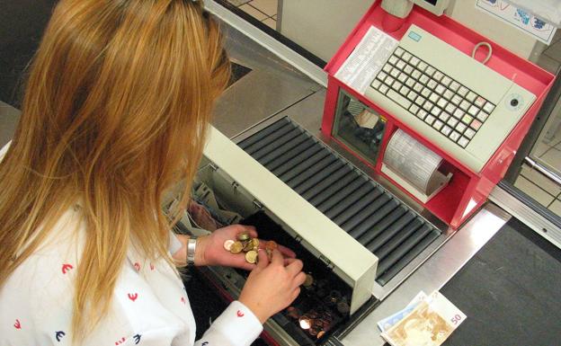 Dos mujeres agreden a un hombre que defendió a una cajera en Gijón tras ser increpada por estas