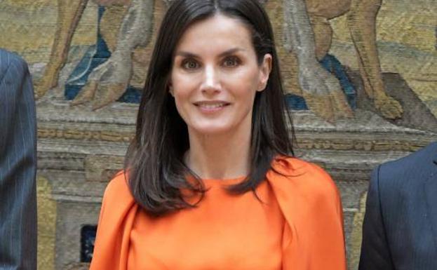 Letizia sorprende en su último look con el color y el estampado de moda