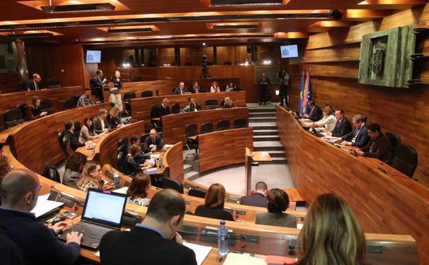 Vox y Foro se quedan solos en su intención de reducir a 35 el número de diputados en la Junta