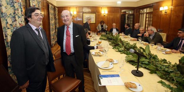 José Ramón Chaves junto a José María Pérez, momentos previos a la celebración de la tertulia de L´Alderique en el Club de Tenis. / ALEX PIÑA