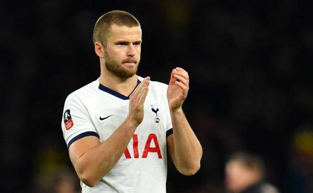 Un jugador del Tottenham sube a la grada para pegar a un aficionado