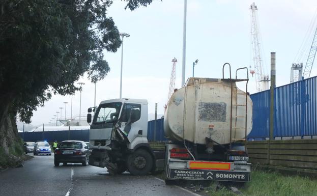 Colisión entre dos camiones en la carretera del faro de Avilés