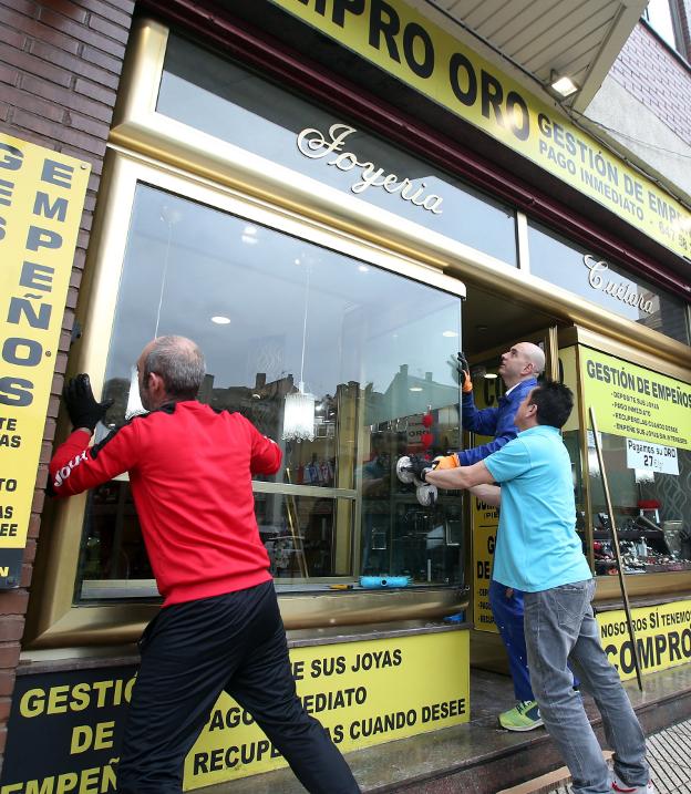 El acusado de asaltar una joyería en Teatinos acepta tres años y tres meses de prisión