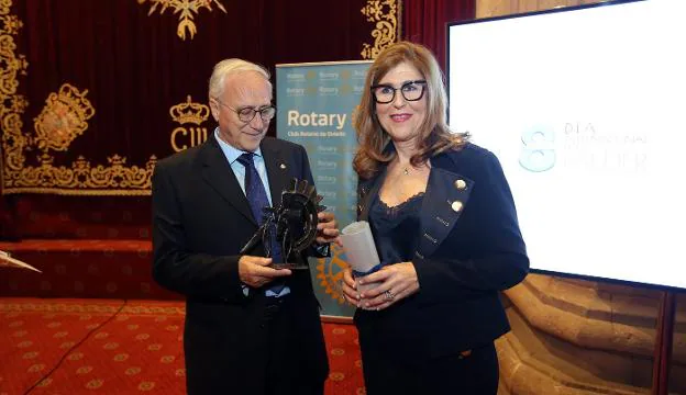 Juan Pérez Zaldívar y Carmen García durante el homenaje celebrado ayer en el hotel de La Reconquista. / ALEX PIÑA