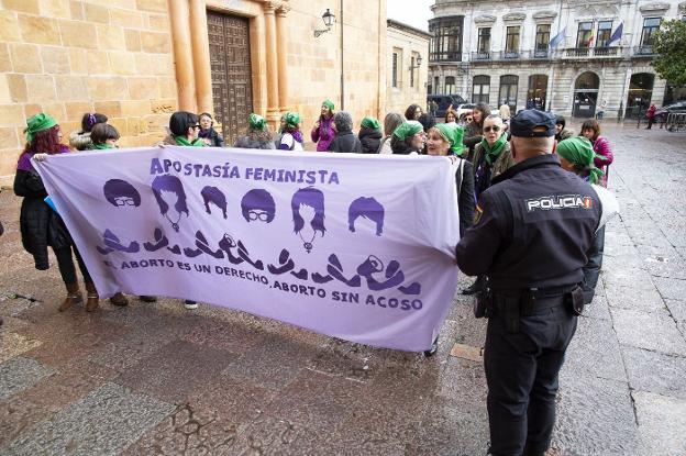 8-M | Un grupo de feministas pide apostatar